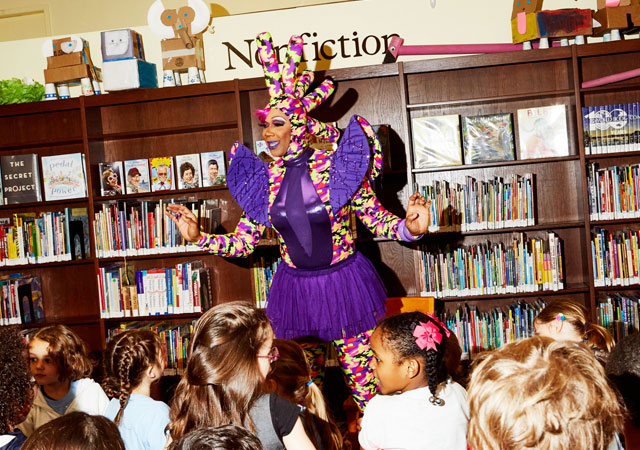 Un proyecto lleva a drag queens a leer cuentos inclusivos a niños