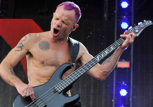 Pillado Flea de los Red Hot Chili Peppers desnudo integral
