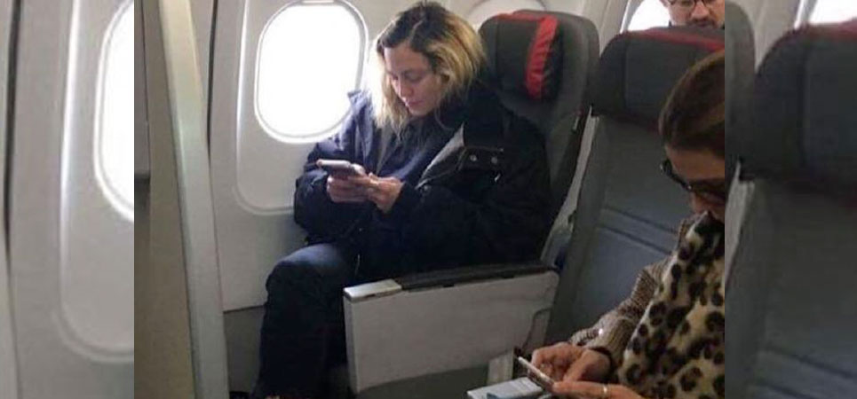 Madonna, pillada en un avión volando en clase turista