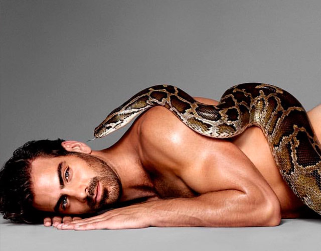 Nyle DiMarco desnudo con una serpiente para Attitude