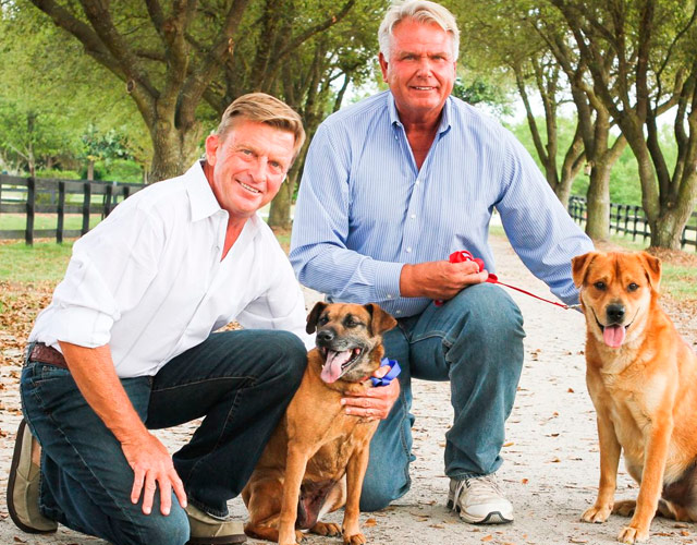 La pareja gay que ha rescatado a más de 10.000 perros