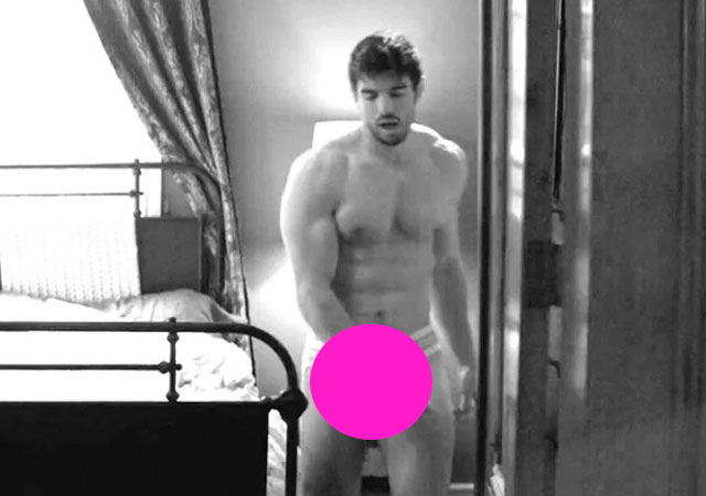 Steve Grand pillado en un jockstrap en su momento más morboso