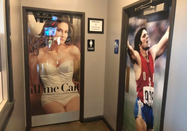 El baño de un restaurante muestra a Caitlyn Jenner y Bruce Jenner para separar los sexos
