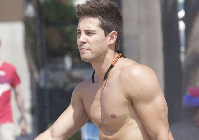 Otra vez y mejor: Dean Geyer desnudo y erecto en sus fotos más calientes