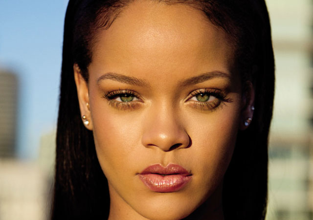 Rihanna defiende a los modelos transexuales cuando le piden que los use en sus anuncios