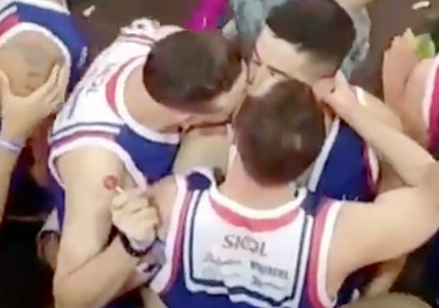 Triple beso gay en un partido de baloncesto