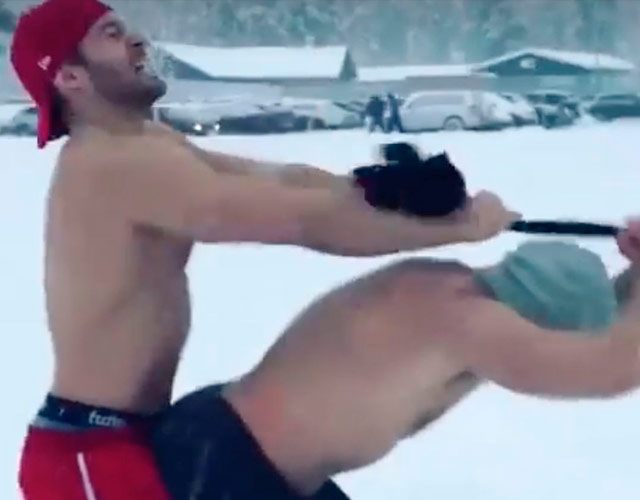 El sugerente vídeo de dos chulazos sin camiseta haciendo ejercicio en la nieve