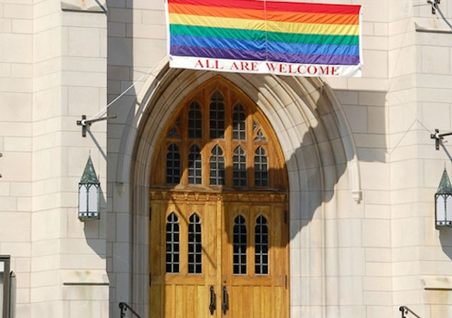 Una iglesia gay-friendly es atacada constantemente por homófobos