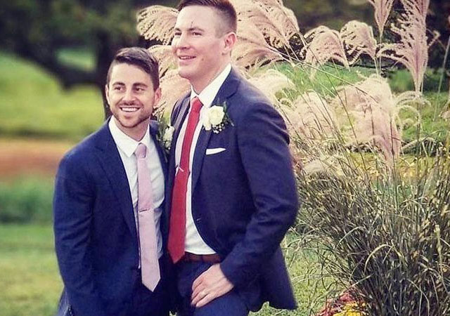 Una empresa cambia las invitaciones de una boda gay por panfletos homófobos
