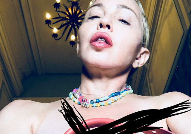 Madonna desnuda en su Instagram con su bolso de Louis Vuitton