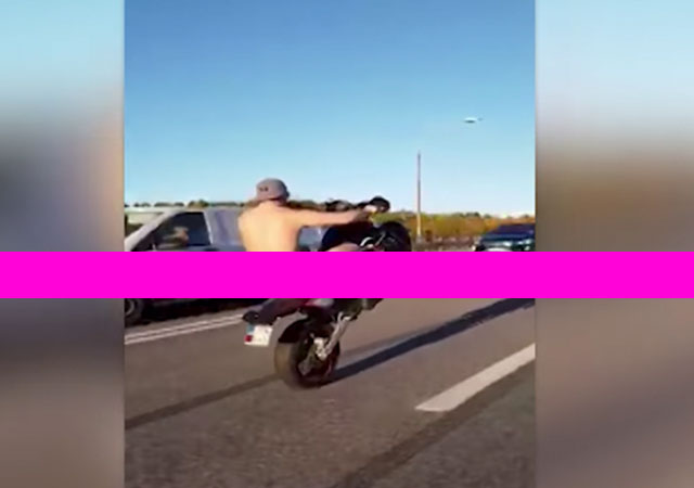 El vídeo del motorista desnudo que está dando la vuelta al mundo