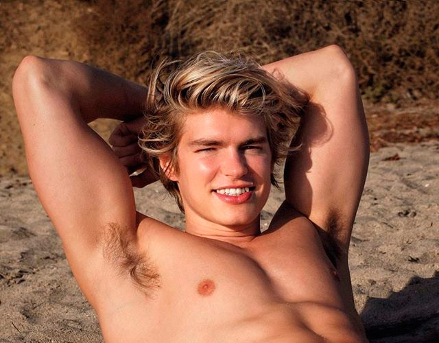 El modelo Zander Hodgson desnudo te incita a pecar