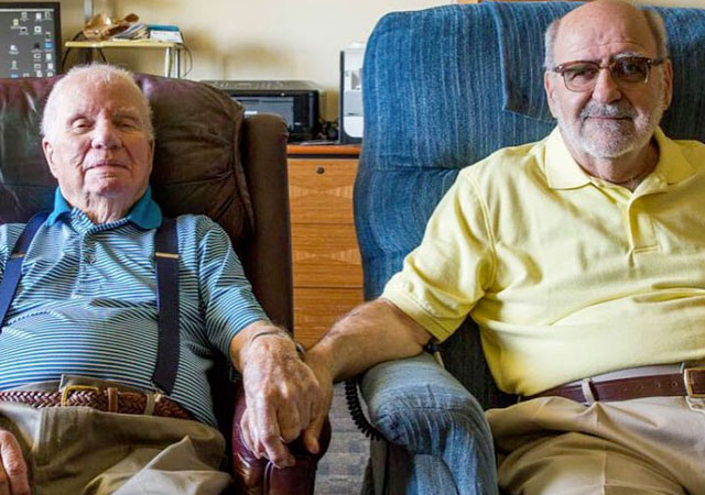 Un veterano de guerra de 100 años sale del armario con su pareja