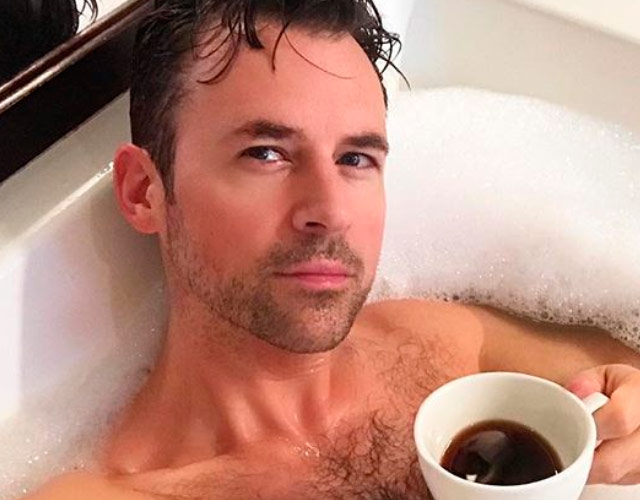 Brad Goreski desnudo en la bañera