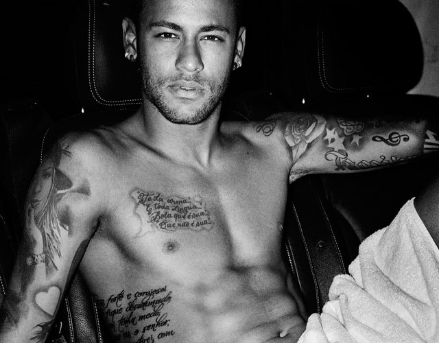 Neymar desnudo en las 'Towel Series' de Mario Testino