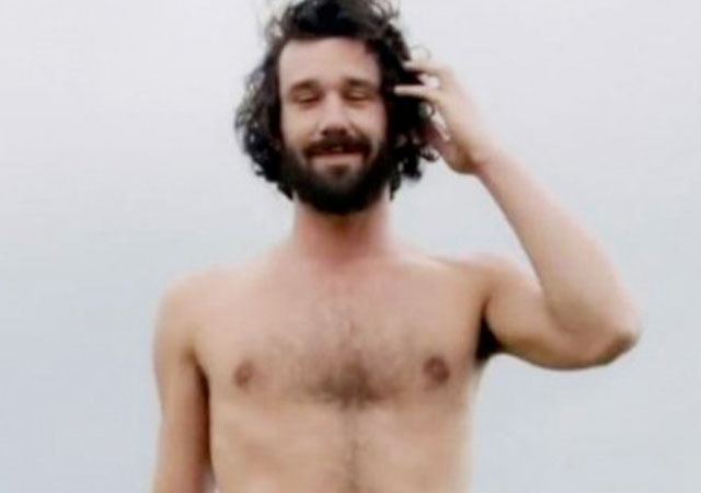 El actor Oliver Muller desnudo enseñando su enorme pene