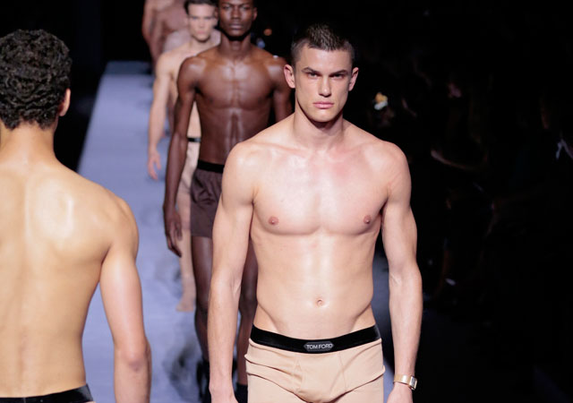 Hombres desnudos en el desfile de Tom Ford en Nueva York