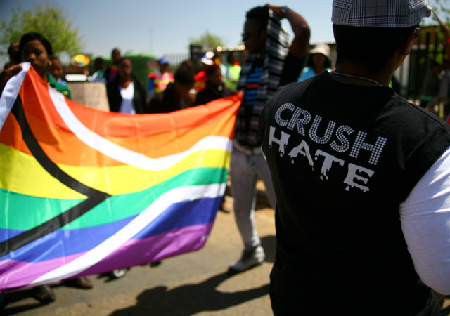 El vídeo de la humillación de la policía a una pareja gay en Sudáfrica