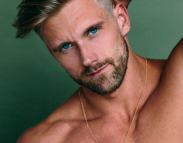 Adam Perry desnudo, el chulazo del musical de 'Frozen'