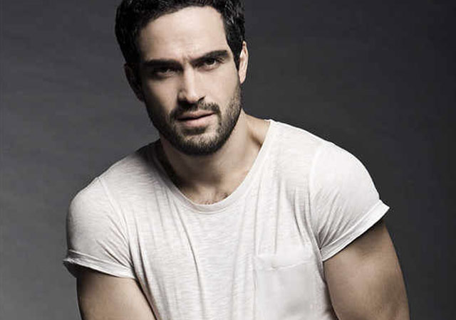 El pene de Alfonso Herrera mientras levantando pesas