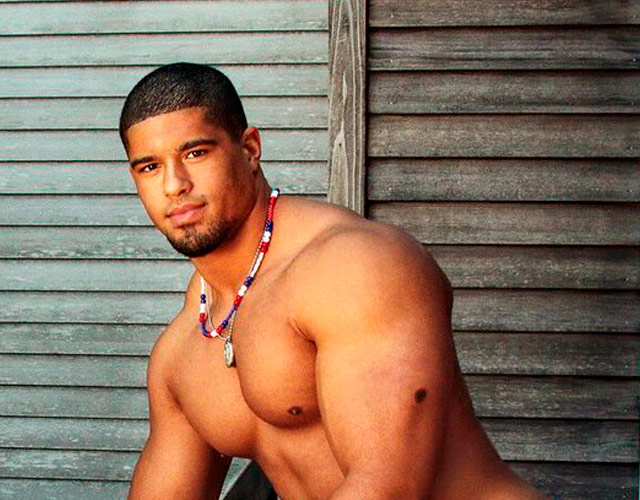 Anthony Bowens desnudo, el musculoso luchador bisexual