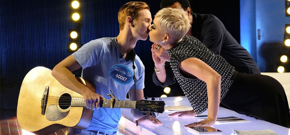 Katy Perry obliga a un chico a darle u primer beso en 'American Idol'