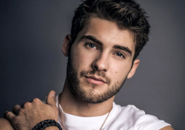 Cody Christian desnudo y masturbándose en sus vídeos porno