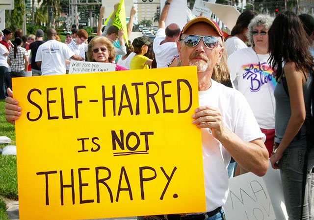 Detienen a un doctor que "curaba la homosexualidad" por violar a sus pacientes