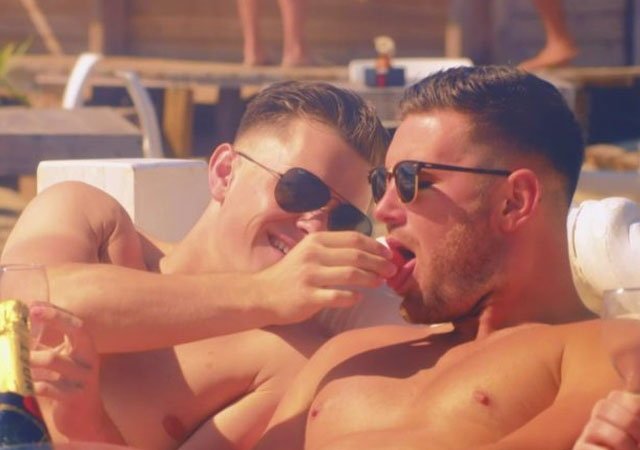 Los protagonistas de 'Ibiza Weekender' desnudos y juntos