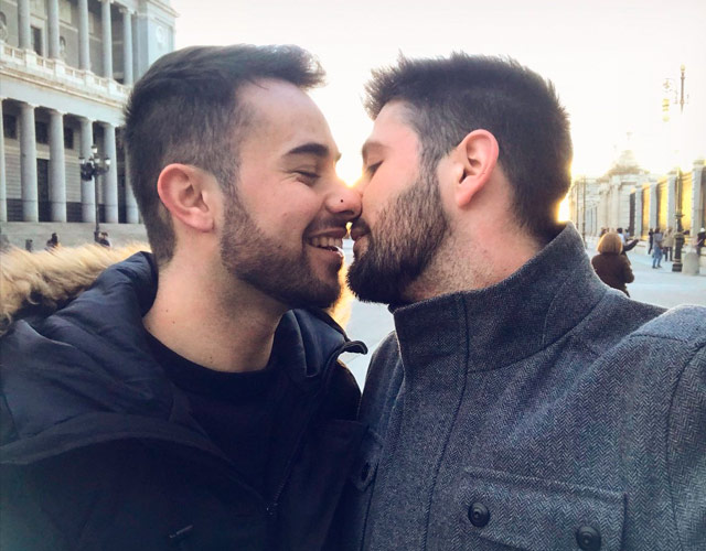 ¿Censura Instagram esta foto de una pareja gay o es un bulo?