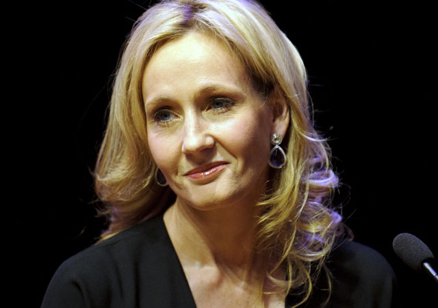 J.K. Rowling patina haciendo like a tweets transfóbicos