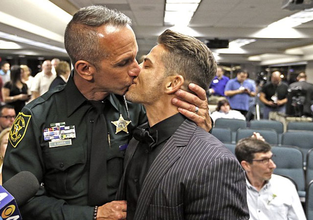Expulsan a un policía en Estados Unidos por ser gay y otros policías se manifiestan por él