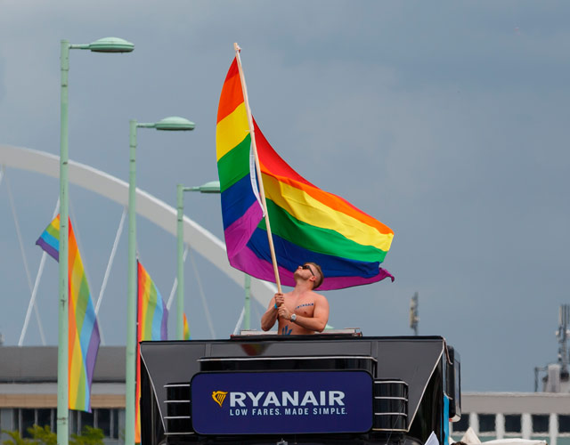 Ryanair impide volar a una pareja gay en Madrid: "2 maricones no entran en mi avión"