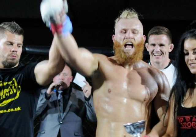 Pillado el luchador Tom Crosby desnudo