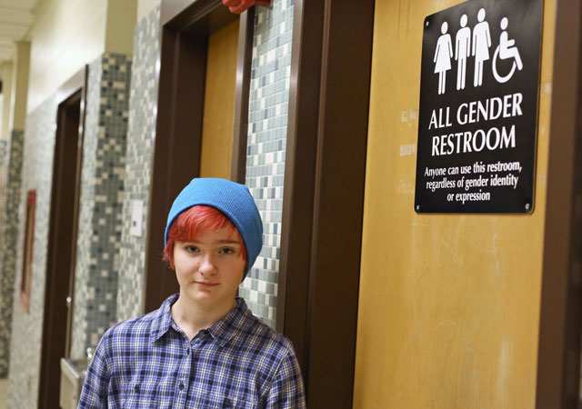 Un juez decide que un estudiante trans puede usar el baño que quiera