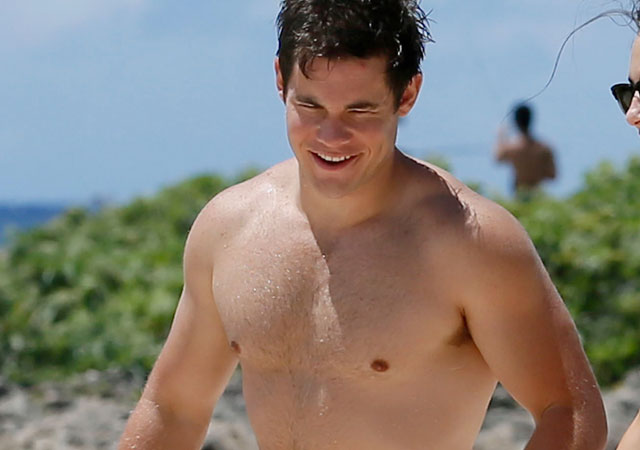 Adam Devine desnudo en 'Game Over, Man' de Netflix