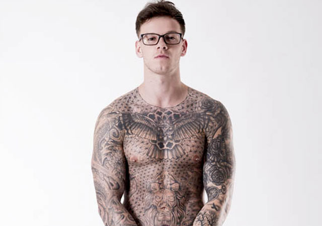 Ellis Lacy desnudo, el tatuado concursante de 'X Factor'