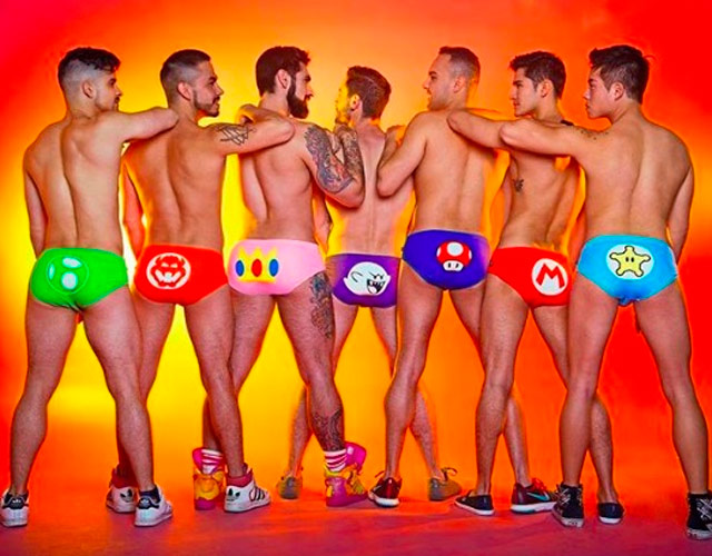 Gaymers desnudos: querrás jugar con sus mandos