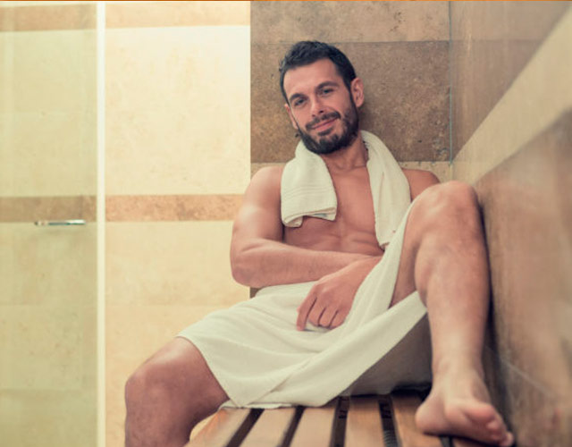 Un hetero curioso denuncia a un gimnasio porque hay cruising gay en su sauna