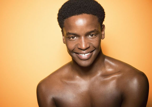 Rodney Vubya desnudo, el actor de musicales de moda
