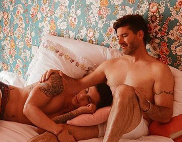 Toño Sanchís desnudo con un actor porno gay en la cama