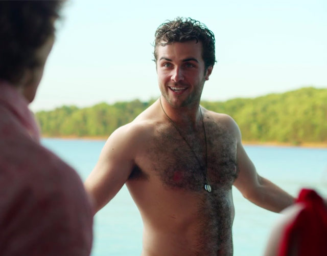 Beau Mirchoff desnudo, el actor canadiense de pecho peludo