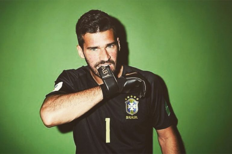 Alisson Becker desnudo en el vestuario, el portero de Brasil enseña su enorme pene