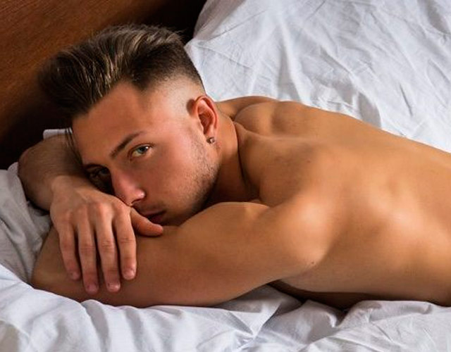 3 razones para usar una almohada en el sexo gay