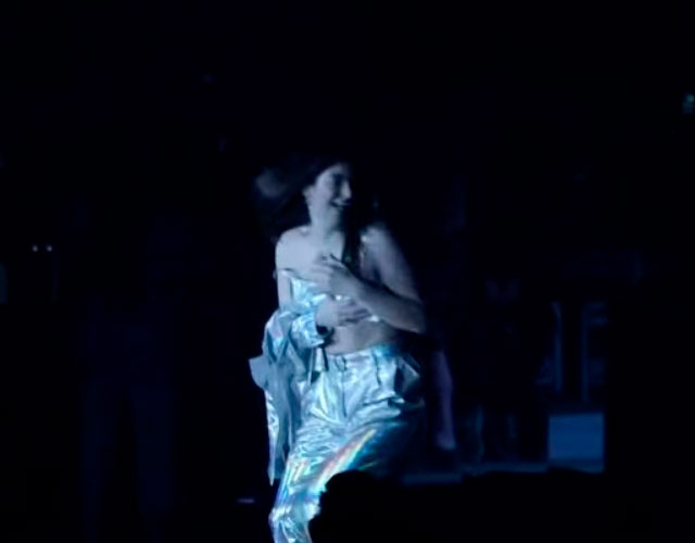 A punto de quedarse Lorde desnuda en directo por un problema de vestuario