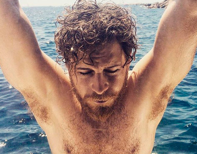 Álvaro Cervantes desnudo en sus mejores fotos