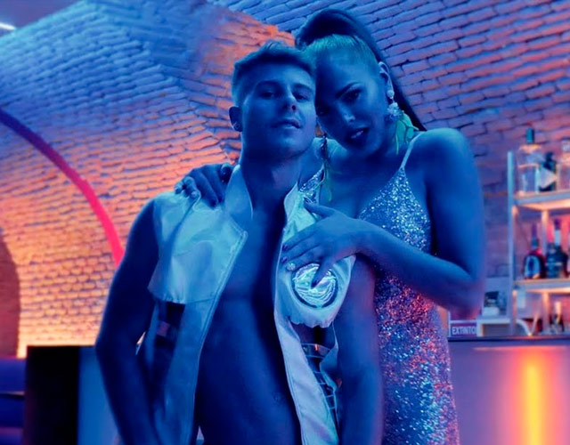Allen King desnudo en el vídeo de 'My Boy' con Amor Romeira