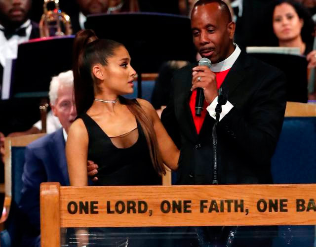 Ariana Grande, manoseada por un obispo en el funeral de Aretha Franklin