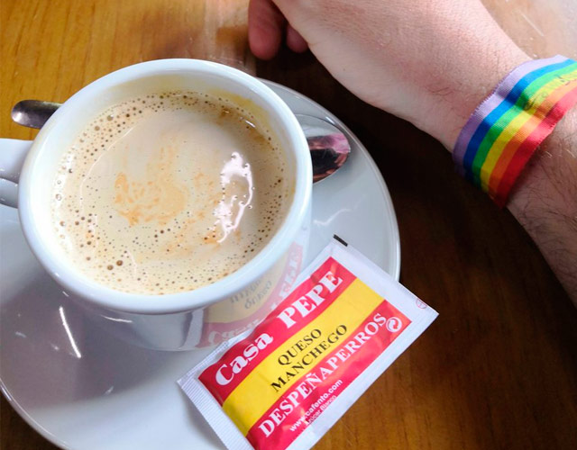 Polémica: un activista LGBT visita Casa Pepe con una pulsera arcoíris