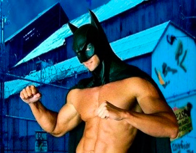El pene de Batman desnudo al descubierto